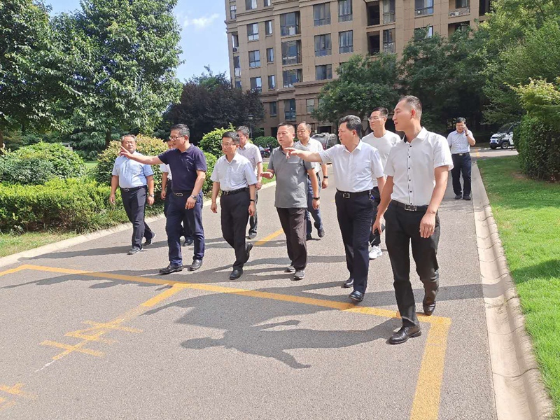 濟寧市副市長田和友一行到金色蘭庭小區調研創城工作