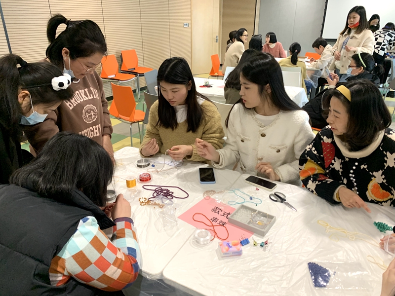 浙農(nóng)華貿(mào)工會(huì)開(kāi)展&ldquo;三八&rdquo;節(jié)手串編織活動(dòng)