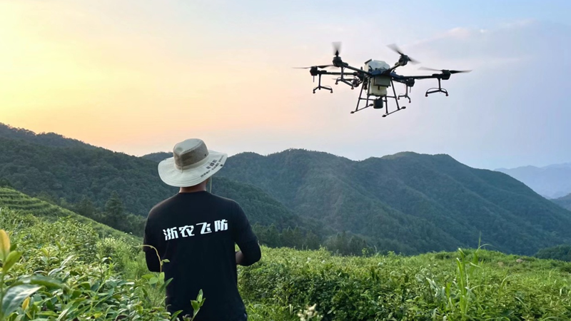 浙農(nóng)飛防：新農(nóng)人答好&ldquo;誰(shuí)來種地&rdquo;的時(shí)代答卷